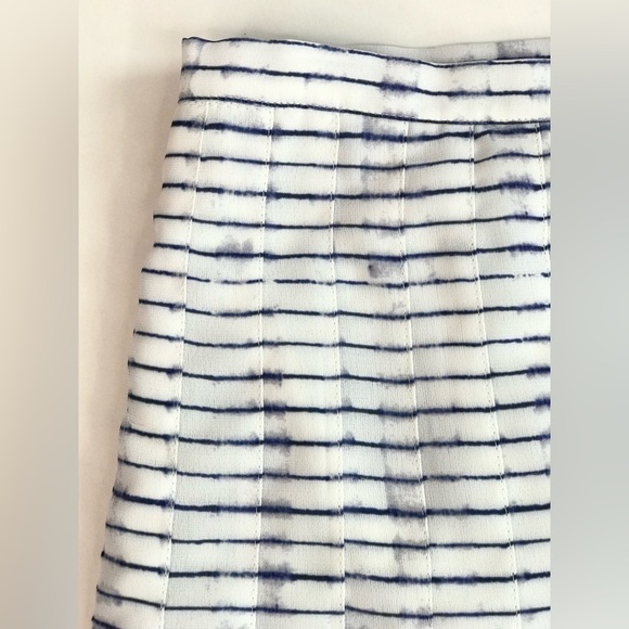 VINCE blurred lines pleated Navy on White Skirt Size 2 - Picture 14 of 15